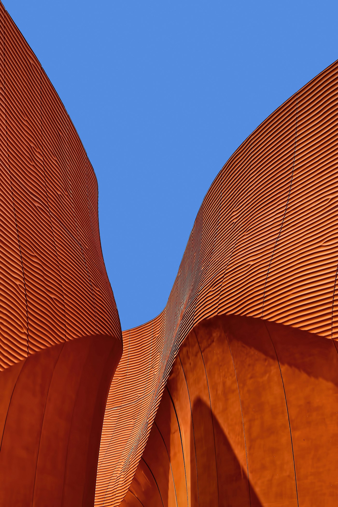 Detalle arquitectónico de fachada con textura y color