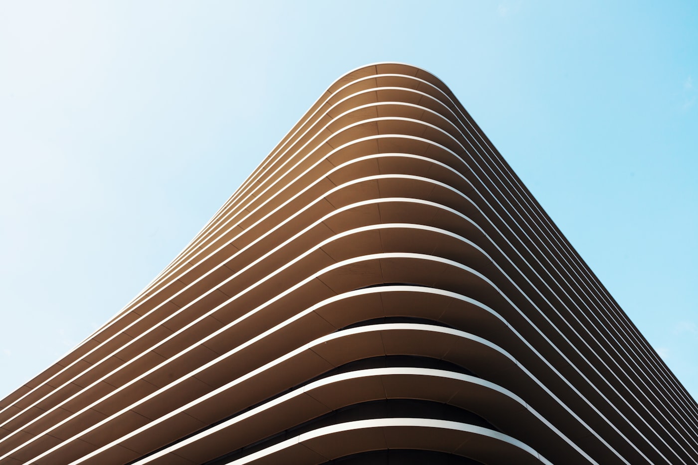 Arquitectura contemporánea con líneas suaves y lenguaje material